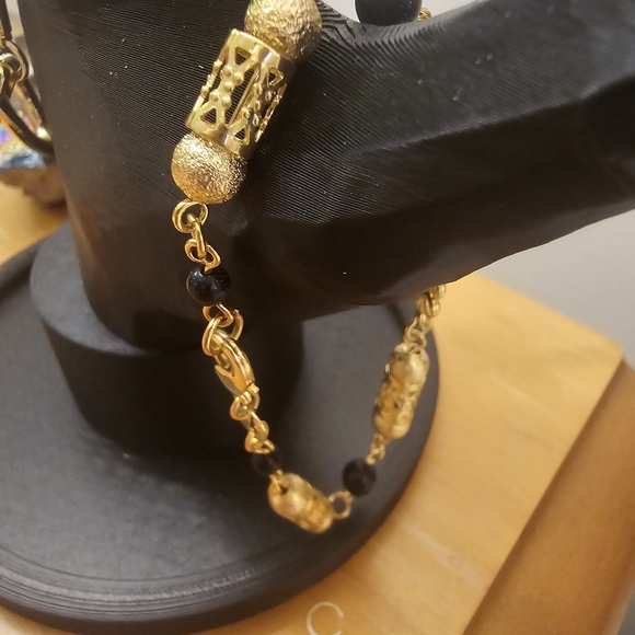 Chic Gold and Black Beaded Bracelet - Picture 2 of 2